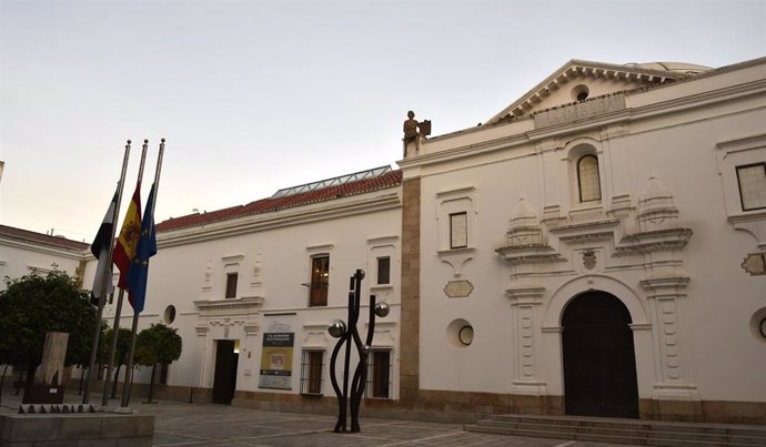 Archivo - Fachada de la Asamblea de Extremadura