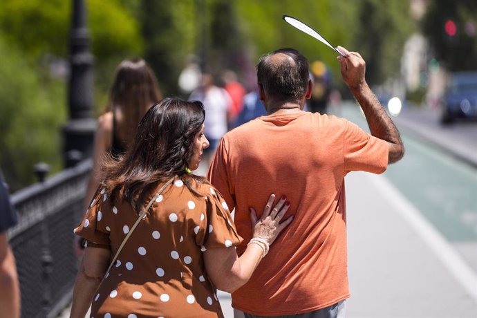 Archivo - Un caballero se protege la cabeza con un protector, a 30 de mayo de 2024 en Sevilla (Andalucía, España). 