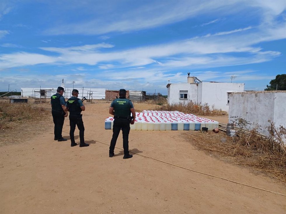 Agentes de la Guardia Civil con las garrafas intervenidas.