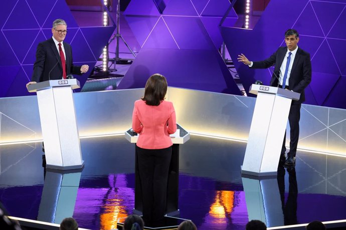 El primer ministre de Regne Unit, Rishi Sunak (dreta), i el líder del Partit Laborista, Keir Starmer (esquerra), durant un debat televisat