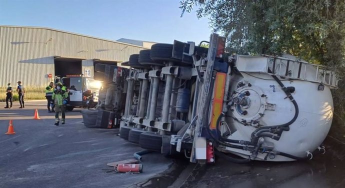 Camión volcado en una rotonda del polígono de San Cristóbal.