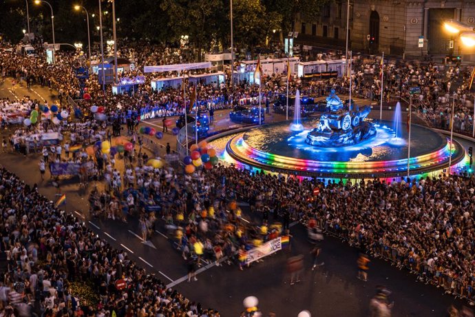 Archivo - La manifestación del Orgullo LGTBI+ 2023 a su llegada a la Plaza de Cibeles, a 1 de julio de 2023, en Madrid (España). La marcha, convocada por COGAM (Colectivo de Lesbianas, Gays, Transexuales y Bisexuales de Madrid) y FELGTB (Federación Estata