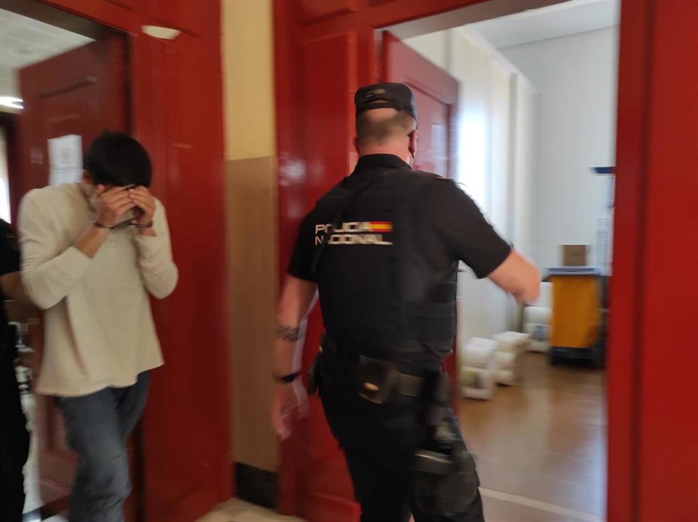 Archivo - Nazzaryn sale de la sala de vistas de la Audiencia tras la lectura del veredicto que le declara culpable de asesinato y violación de una menor de 14 años/Archivo
