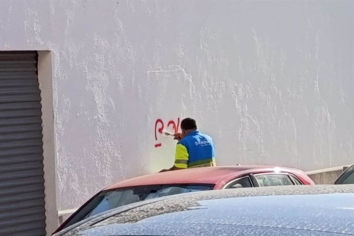 Operario de Emaya retira una pintada en el Lluís Sitjar