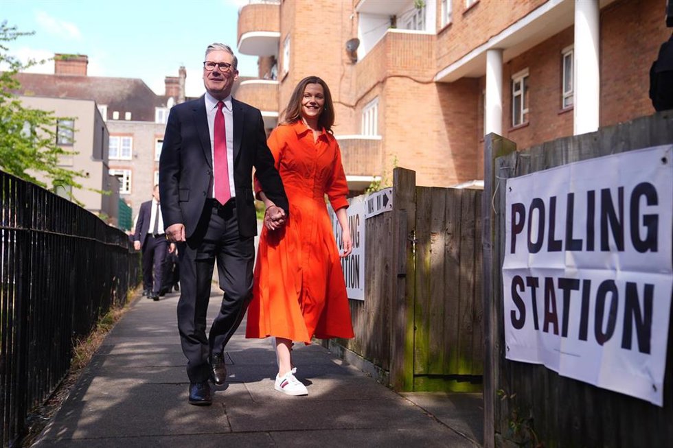Keir Starmer, líder del Partido Laborista, acude a votar junto a su mujer, Victoria