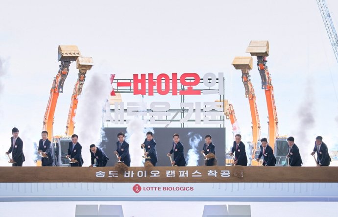 Groundbreaking ceremony participants taking part in the ceremonial first dig l (from left: LOTTE BIOLOGICS Chief Global Strategy Officer Yoo-Yeol Shin, Incheon Yeonsu District Mayor Jae-Ho Lee, LOTTE E&C CEO Hyeon-Cheol Park, LOTTE Corporation CEO Dong-Wo