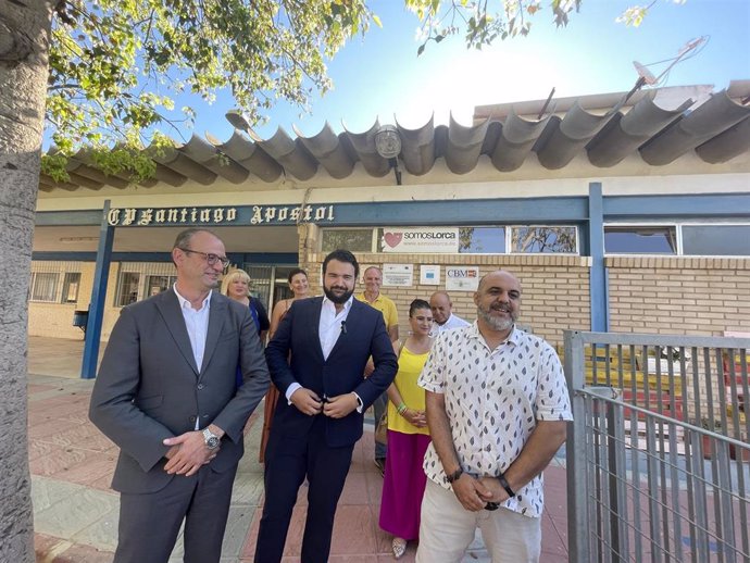 El consejero de Educación, Formación Profesional y Empleo, Víctor Marín, durante su visita al CEIP Santiago Apóstol de Portmán, donde se realizarán obras este verano, junto con el alcalde de La Unión, Joaquín Zapata.