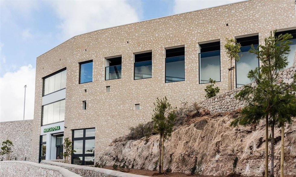 Fachada del Mercadona de Cala d'Or adaptada a la estética del entorno.