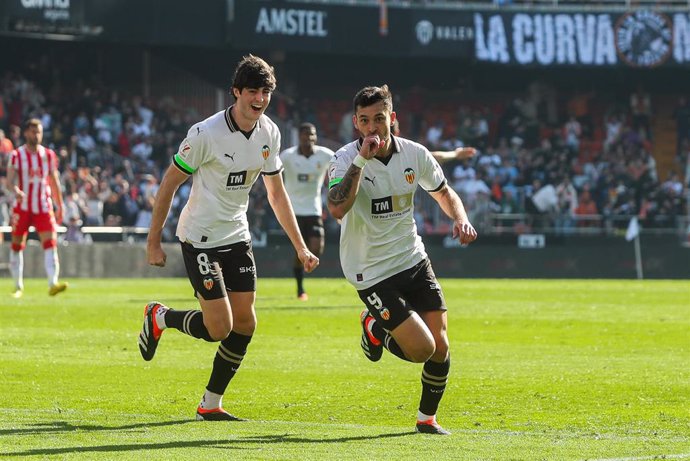 Archivo - Hugo Duro celebra un gol con el Valencia en la última temporada 2023-2024