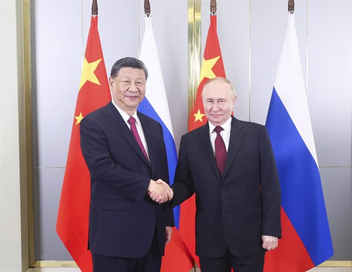 Imagen de archivo del presidente chino, Xi Jinping, junto a Vladimir Putin en Astaná.
