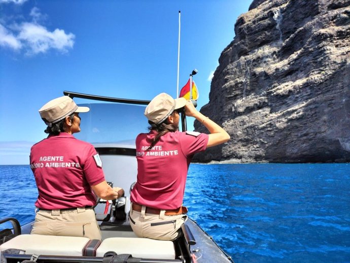 Agentes de Medio Ambiente del Cabildo de Tenerife vigilan el Acantilado de Los Gigantes