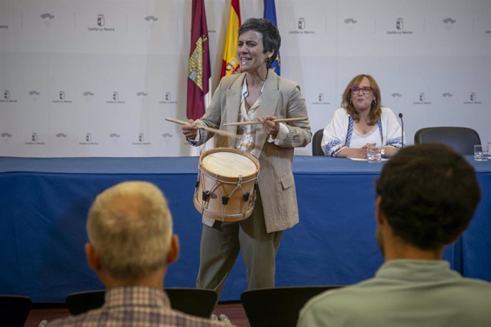 La viceconsejera de Cultura y Deportes, Carmen Teresa Olmedo presenta la programación de Otoño de la Red de Artes Escénicas y Musicales junto a La Chica Charcos.