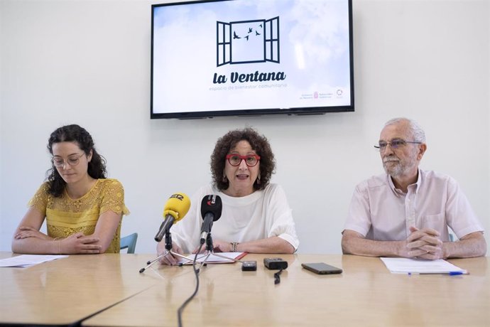 La consejera de Derechos Sociales, Economía Social y Empleo del Gobierno de Navarra, Carmen Maeztu, presenta el proyecto de centro de día ‘La Ventana’, junto a responsables de Villa Javier.