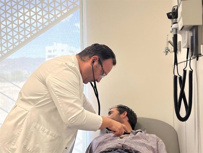 El doctor Padilla durante un reconocimiento a un paciente en consulta.