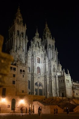 Archivo - La Catedral de Santiago de Compostela con un foco de luz alumbrando su fachada.