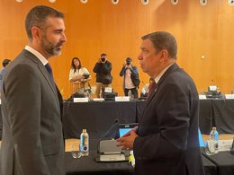 El consejero andaluz Ramón Fernández-Pacheco, y el ministro de Agricultura, Luis Planas.