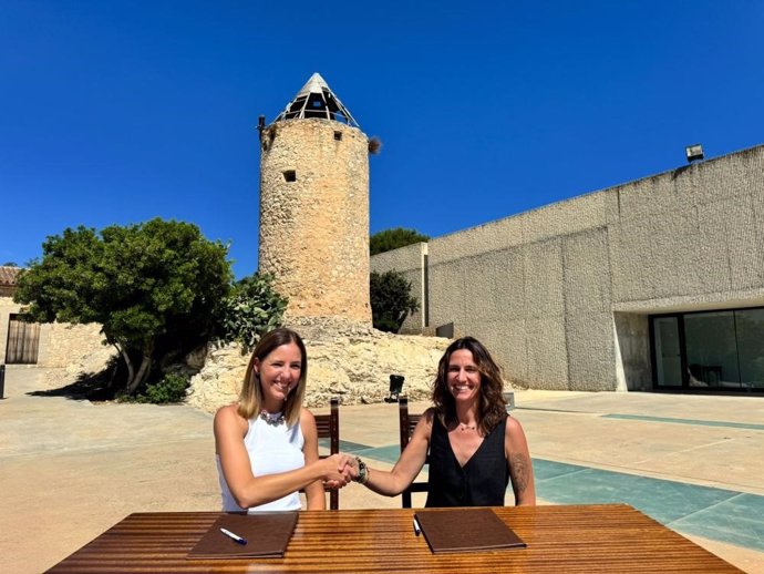 La vicepresidenta del Consell de Mallorca y consellera de Cultura y Patrimonio, Antònia Roca, y la alcaldesa de Montuïri, Paula Amengual.