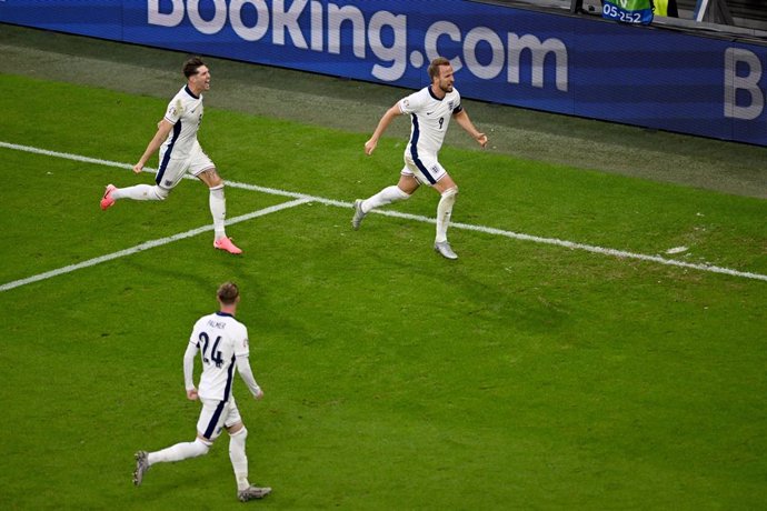 30 June 2024, North Rhine-Westphalia, Gelsenkirchen: England's Harry Kane (R) celebrates scoring his side's second goal with John Stones (L) and Cole Palmer during the UEFA EURO 2024 round of 16 soccer match between England and Slovakia at the Schalke Are