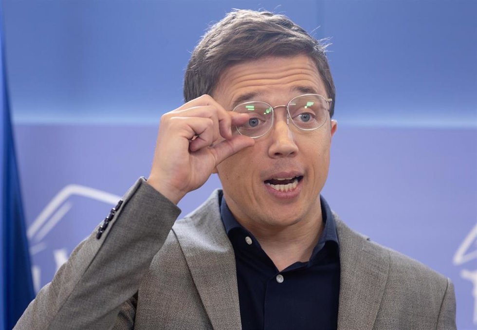 El portavoz de Sumar en el Congreso, Iñigo Errejón, durante una rueda de prensa posterior a la Junta de portavoces, en el Congreso de los Diputados, a 25 de junio de 2024, en Madrid (España).