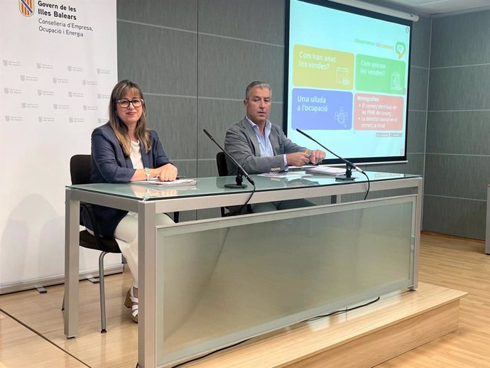 La directora general de Economía y Estadística, Catalina Barceló, y el director general de Empresa, Autónomos y Comercio, José Antonio Caldés, en la presentación de los últimos datos del Observatorio del Comercio.