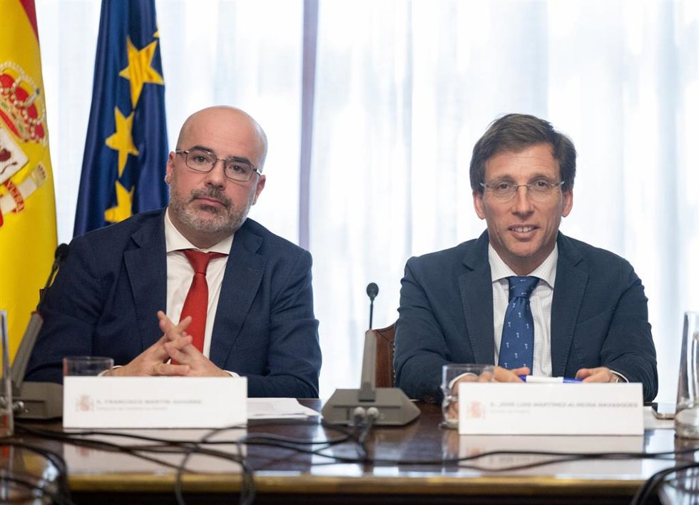 Archivo - El alcalde de Madrid, José Luis Martínez-Almeida (d), copreside el Consejo y la Junta Local de Seguridad de la ciudad de Madrid junto al delegado del Gobierno en la región, Francisco Martín (i), en la delegación del Gobierno en Madrid, a 18 de