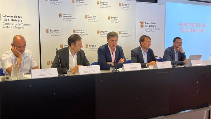 El coordinador Programas Tecnificación del CTEIB, Mateu Cañellas, el conseller de Turismo, Cultura y Deportes, Jaume Bauzá, el director general de Deportes, Joan A. Ramonell, entre otros.