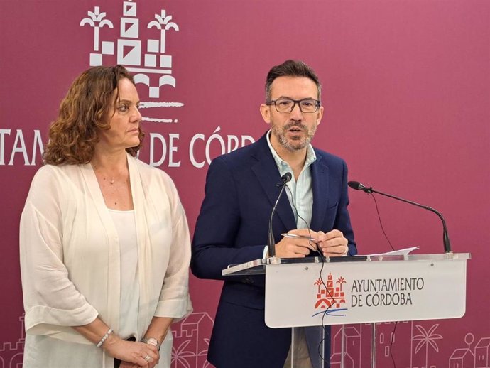 José Antonio Romero interviene, junto a Isabel Bernal, en el Ayuntamiento de Córdoba.