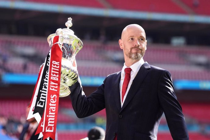 Archivo - El entrenador del Manchester United Erik ten Hag celebra la victoria en la FA Cup. 