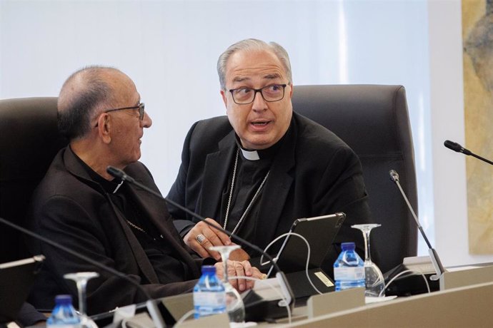 El secretario general de la CEE, Mons. Francisco César García Magán (d),