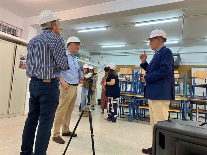 El delegado territorial, José Francisco Viso (dcha.), visita la EOI Corduba.