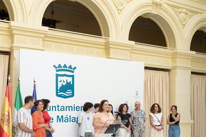 La concejala delegada de Juventud, Mercedes Martín, junto con la directora del Área de Prevención de Proyecto Hombre Málaga, Virginia Pérez, y representantes de la comunidad educativa del IES Jesús Marín