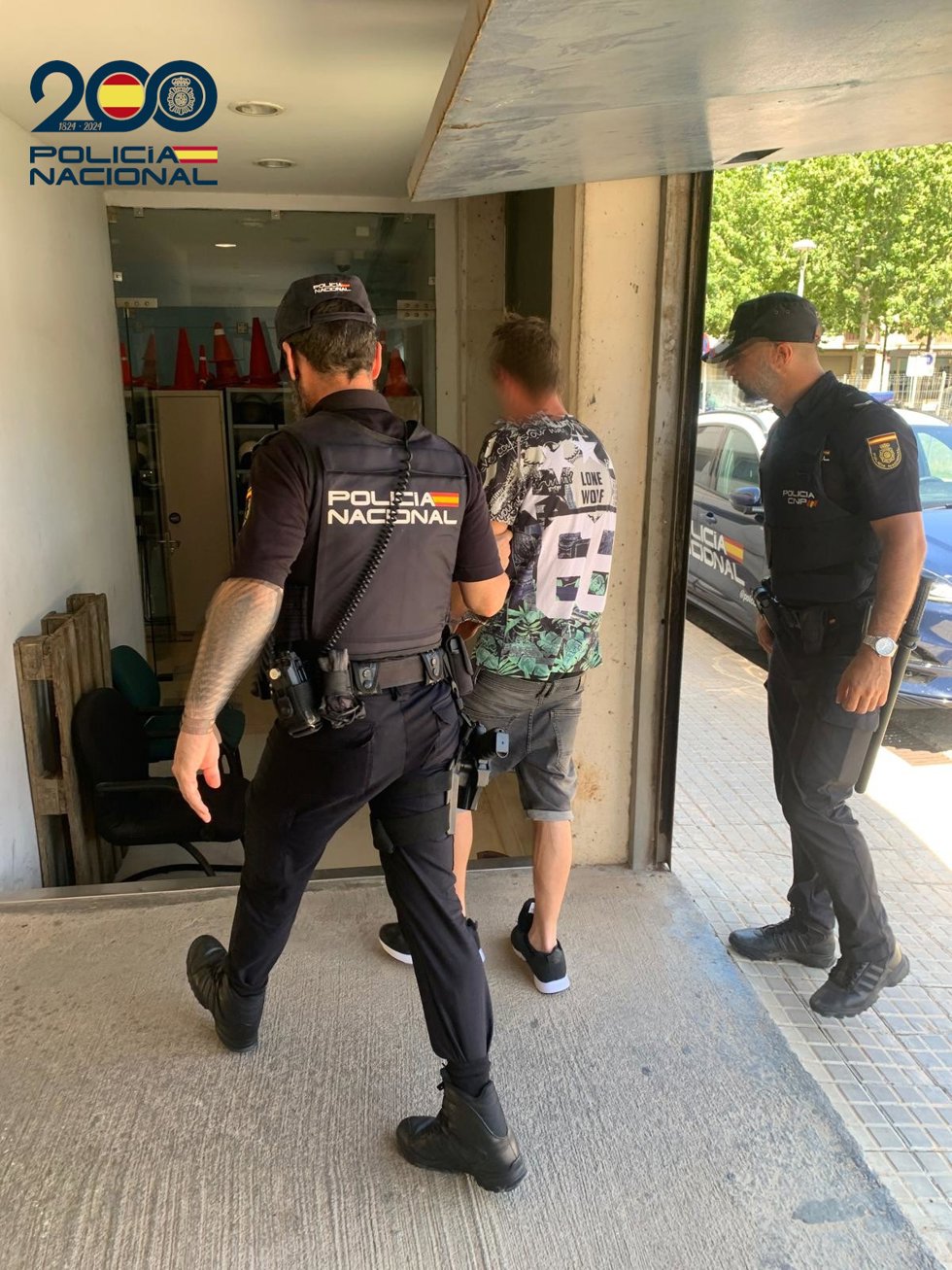 Uno de los detenidos, conducido por agentes.