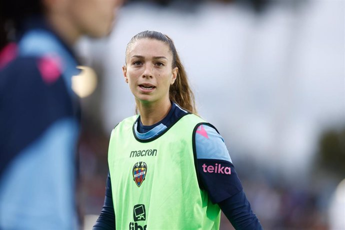 Archivo - La defensa Silvia Lloris, en un calentamient con el Levante UD.