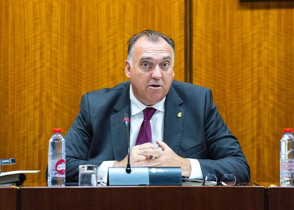 El consejero de Turismo, Cultura y Deporte, Arturo Bernal, en comisión parlamentaria.