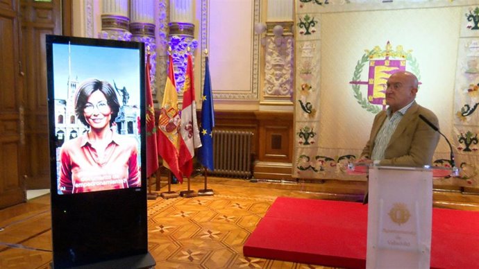 El alcalde de Valladolid, Jesús Julio Carnero, en la presentación del rediseño de la web municipal y de la IA 'Ana', que aparece en una pantalla de vídeo junto a él.