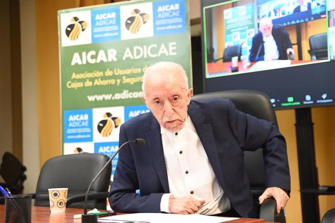 El presidente de ADICAE, Manuel Pardos, durante una rueda de prensa, a 4 de julio de 2024, en Zaragoza, Aragón (España). El Tribunal de Justicia de la Unión Europea (TJUE) avala la macrodemanda de Adicae contra más de 100 bancos en España por las cláusu