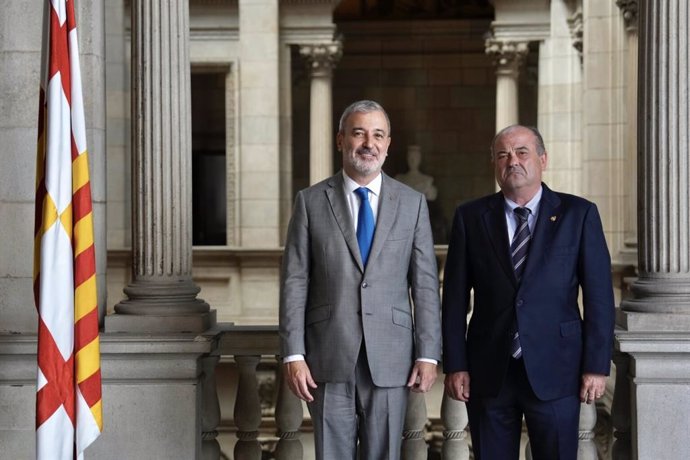 El alcalde de Barcelona, Jaume Collboni, y el alcalde de Vielha e Mijaran, Juan Antonio Serrano, en el Ayuntamiento de Barcelona este jueves.