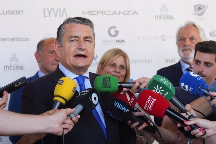 El consejero de la Presidencia, Antonio Sanz, este jueves en declaraciones a los medios en Jerez de la Frontera (Cádiz).