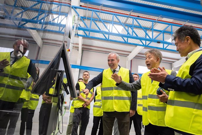 El presidente del Gobierno de Aragón, Jorge Azcón, en la planta de KDK Automotive en Borja.