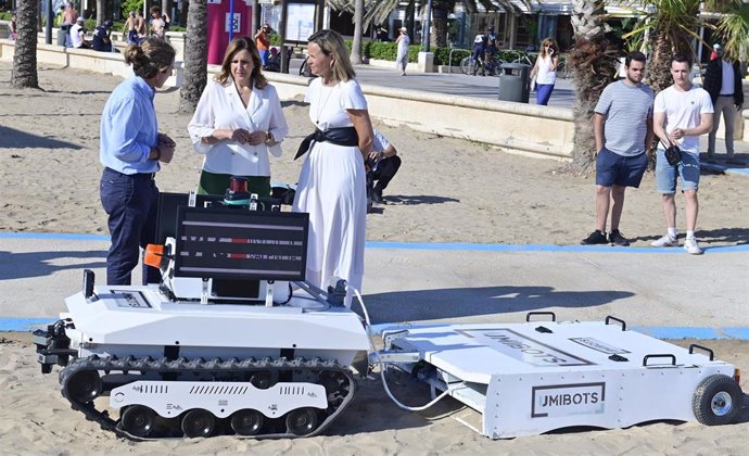 Las playas de València se convierten en campo de pruebas de UMIbeach, un robot que limpia la arena con IA.