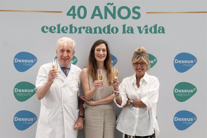 El presidente de Fundación Dexeus Mujer, Pedro N.Barri; la primera bebé en España concebida por fecundación in vitro, Victoria Anna Perea; y la integrante del equipo médico que lo hizo posible Anna Veiga, este jueves en Dexeus Mujer Barcelona