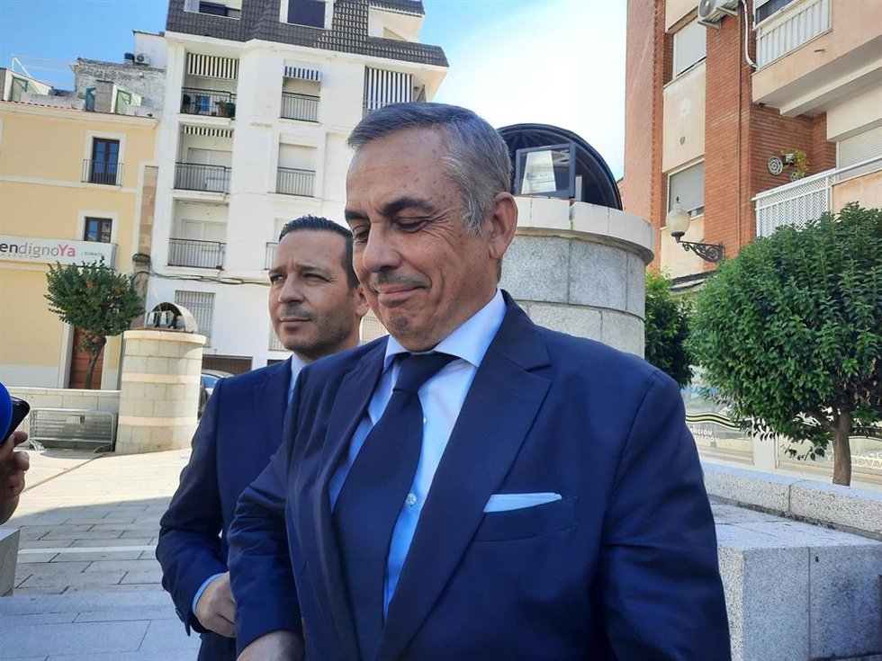 El presidente del Grupo Vox en la Asamblea de Extremadura, Ángel Pelayo Gordillo, en declaraciones a los medios acompañado del portavoz parlamentario de su partido, Óscar Fernández Calle