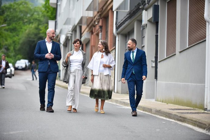 (I-D) El alcalde del municipio, Jon Iraola; la ministra de Vivienda y Agenda Urbana, Isabel Rodríguez; la delegada del Gobierno central en Euskadi, Marisol Garmendia; y el nuevo consejero de Vivienda y Agenda Urbana, Denis Itxaso, en Eibar