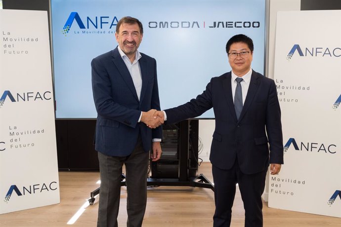 El director general de Anfac, José López-Tafall y el director regional de Omoda y Jaecoo en España, Darren Tu.
