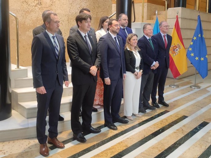 El presidente del Principado, Adrián Barbón, con los firmantes del convenio de colaboración para la puesta en marcha de la Oficina de Economía y Comercio de Asturias en Madrid