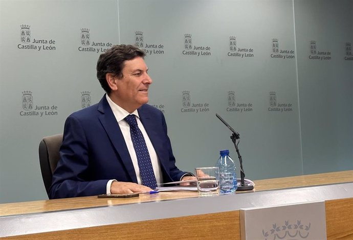 El consejero de Economía y Hacienda de la Junta de Castilla y León, Carlos Fernández Carriedo, en la rueda de prensa posterior al Consejo de Gobierno.