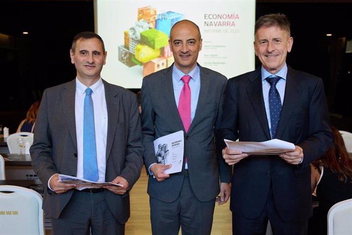 Laboral Kutxa presenta el Informe de economía de Navarra correspondiente a 2023 I-D  Javier Cortajarena, director territorial, Ibon Urgoiti, director de Desarrollo de Negocio, y Joseba Madariaga, director de Estudios.