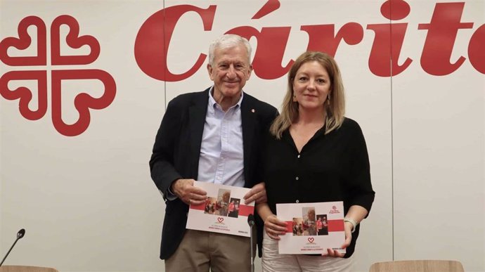 Manuel Bretón y Natalia Peiro, durante la presentación de la Memoria Anual el pasado mes de junio en la sede de Cáritas Española