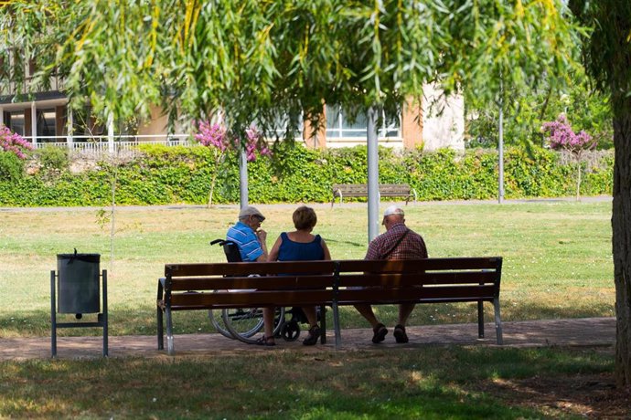 Archivo - Personas mayores en un banco de una residencia.