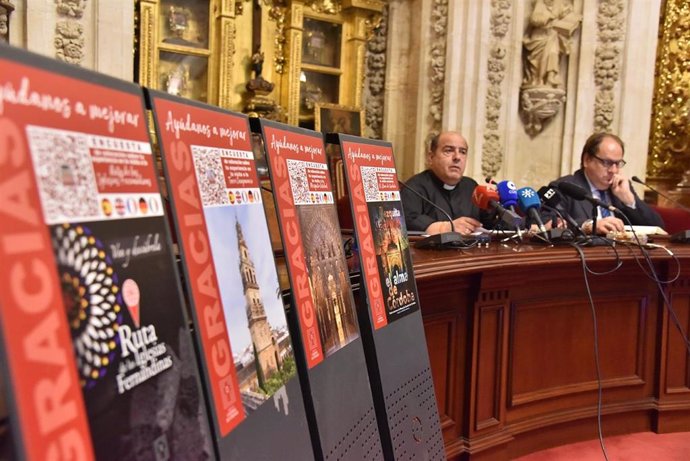 Archivo - José Juan Jiménez Güeto interviene, junto a Ricardo Castilla, en la presentación de los datos turísticos de la Mezquita y del estudio de reconocimiento de la labor del Cabildo Catedral.